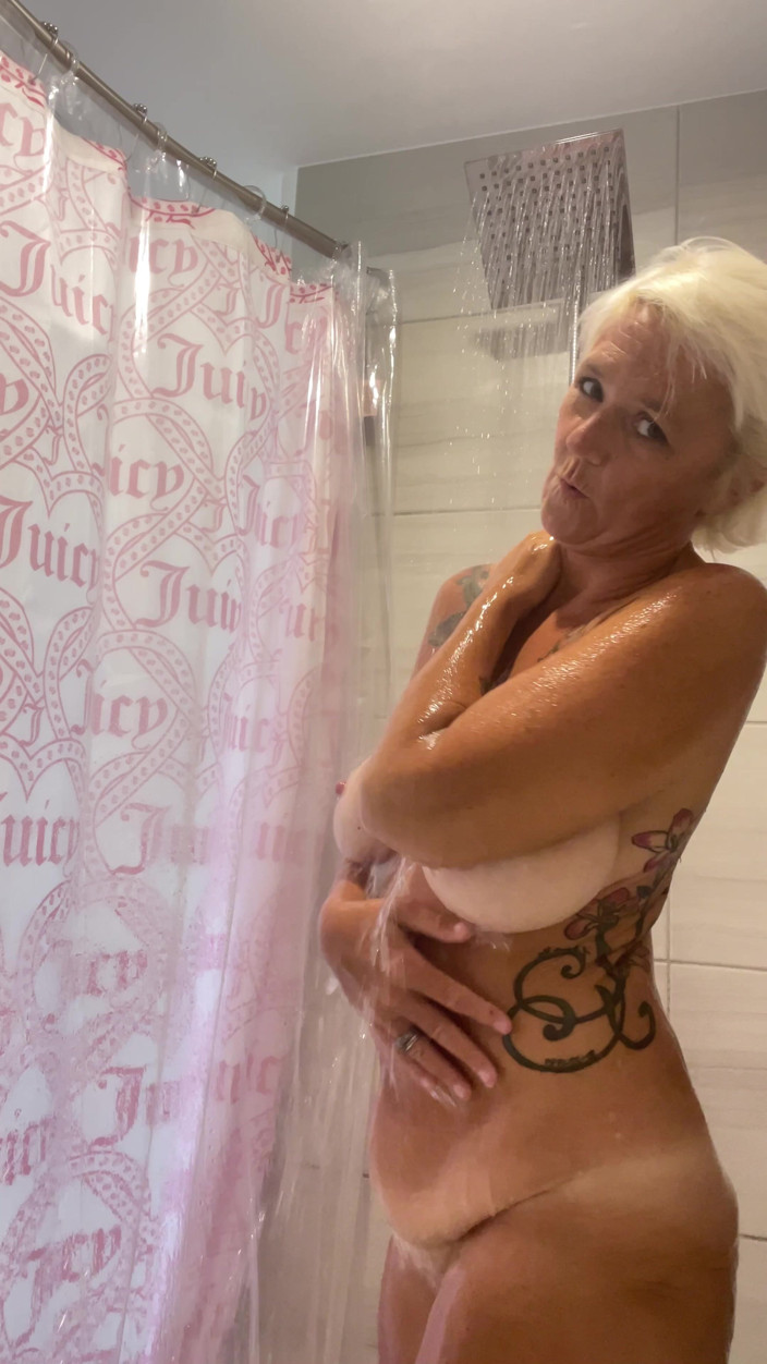 Greek Goddess Steph: La dea tettona fa una doccia sensuale