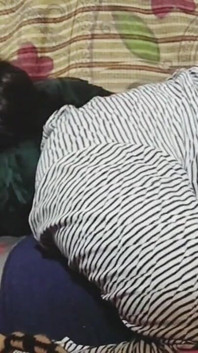 Abang tiri menikmati adik tirinya di rumah semasa ibu bapa mereka tiada di rumah