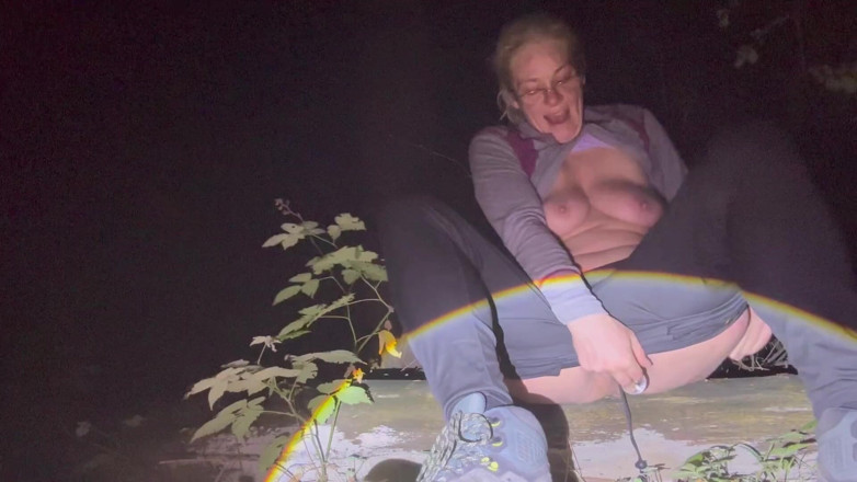 Putarankahotmilf: Masturbar-se com Flesh Light na Floresta