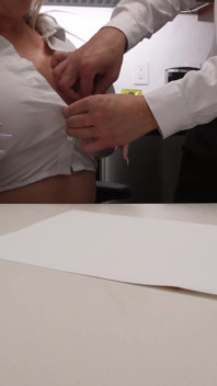 Secretaria bimbo con enormes tetas follada usando mini falda y tacones