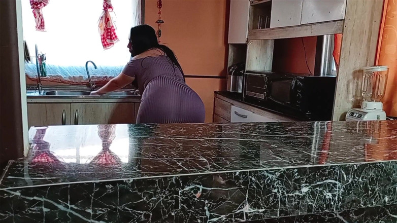 Kellyhotstepmom: Liebe, möchten Sie, dass ich etwas Leckeres für sie herbereite?