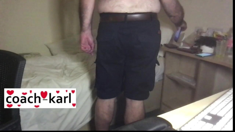 Coach Karl dude lodge: El entrenador Karl muestra sus pantalones cortos azules