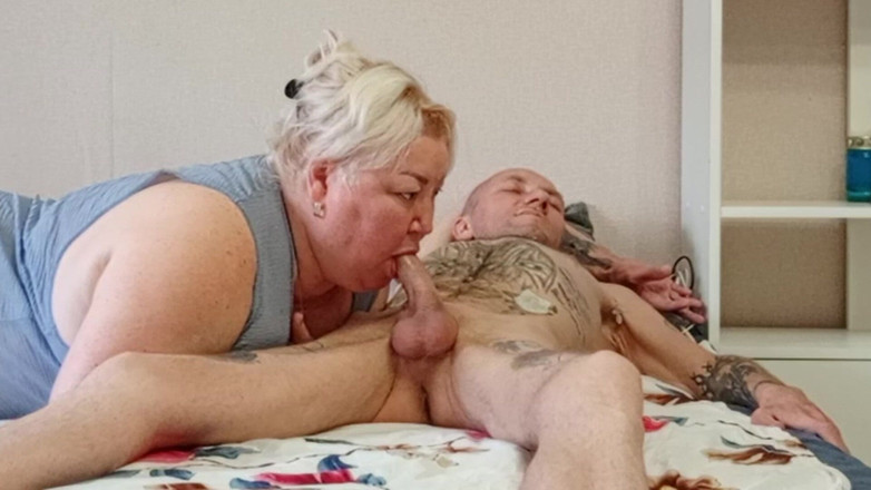 Zona901: Sousedka saje všechno sperma z ptáka