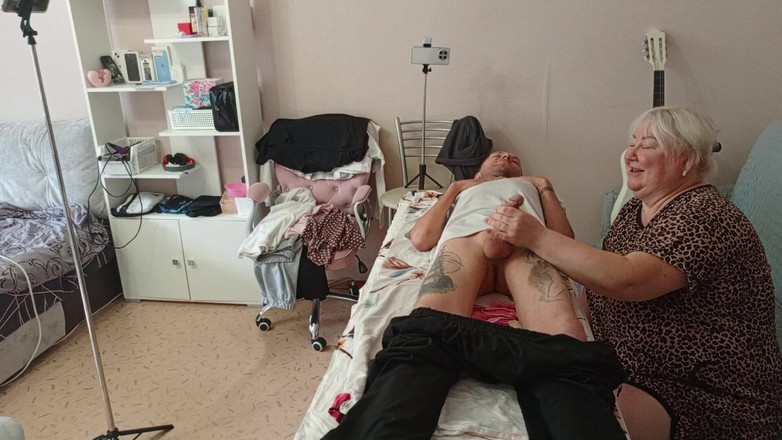 Zona901: 마사지 테이블에서 내 자지를 빨고 따먹는 새엄마