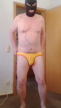 Andreas melancap dalam jockstrap dan 3 topeng lubang jarum