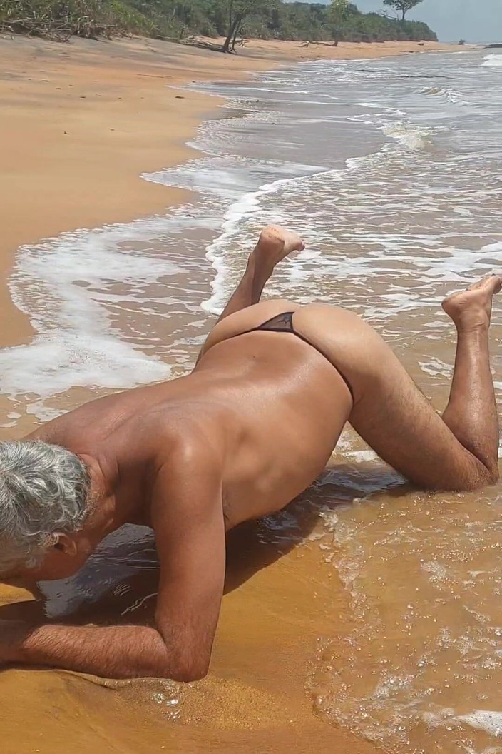 Ladysilvas: Ladysilva travesti en la playa muy puta en bragas que...