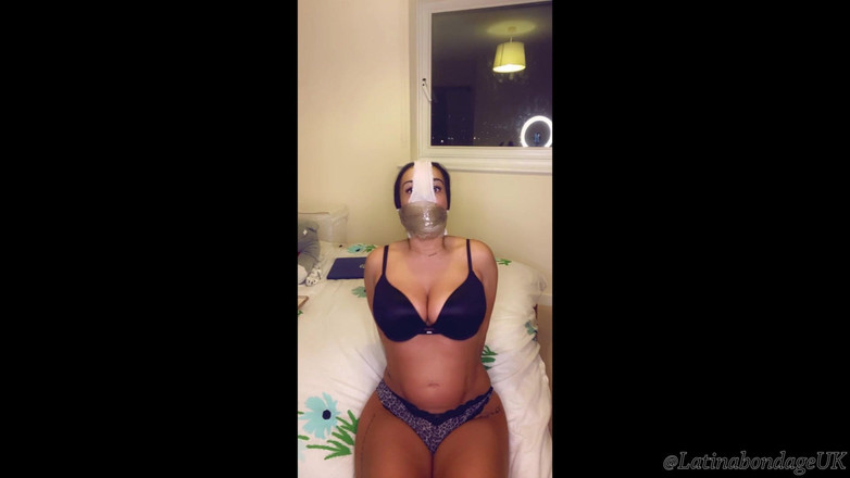 Latina Fetish: Latina imbavagliata con le mutandine e filmata con un wrap...
