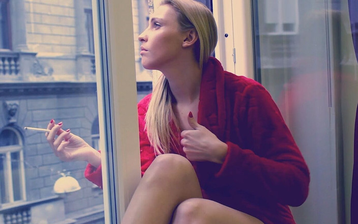 Only3x: Lulu Love smoking