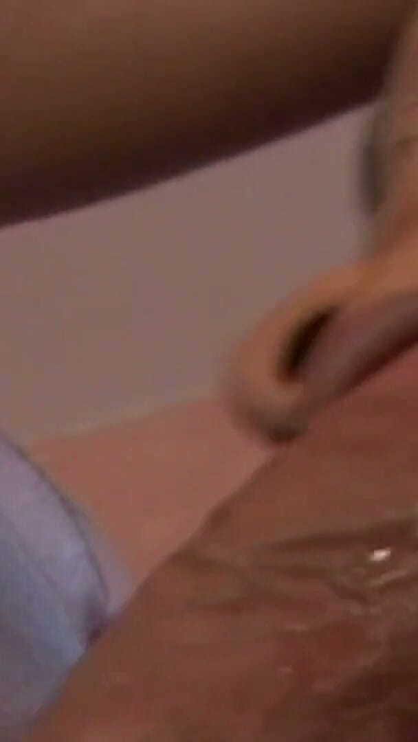 Huge Boobs MILF: Cody a avut o ejaculare înăuntru mult așteptată între părul ei pubian...