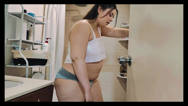 Nicole Passat: ニコールはお腹が膨らんでいて、あなたの顔に彼女のお尻を広げます!
