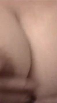 Una polla recta entra en el coño peludo de esta milf cachonda