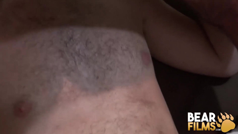 Bear Films: BEARFILMS - Grande Urso Marc Angelo em ação sexual com jovem