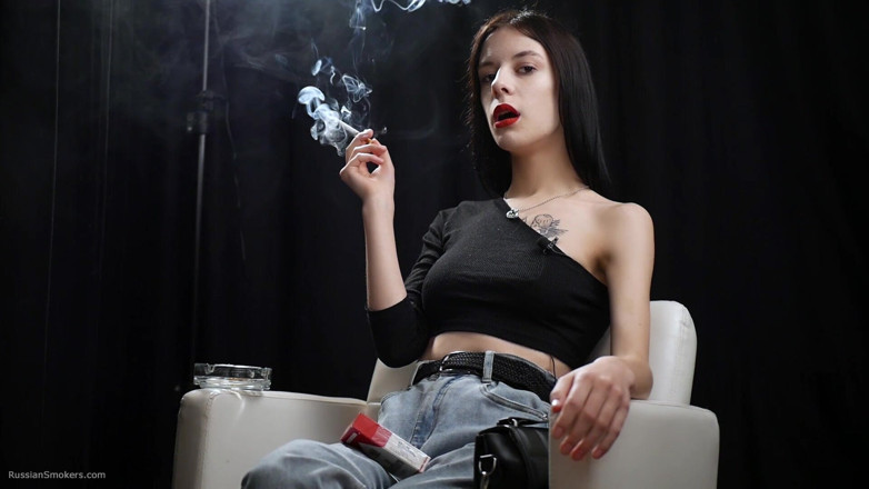 Russian Smokers: Стройная телочка курит два красных