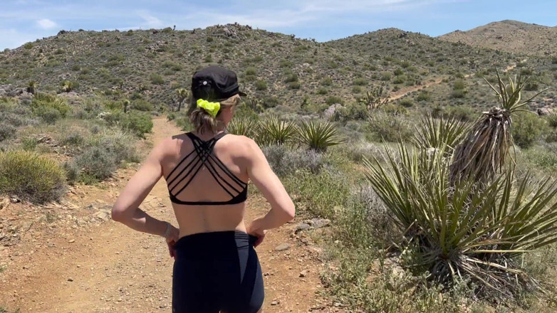 Serenity Cox: Joshua Tree'de yürüyüş yaparken kocası ve arkadaşından çifte dölleme / ıslak saniyeler