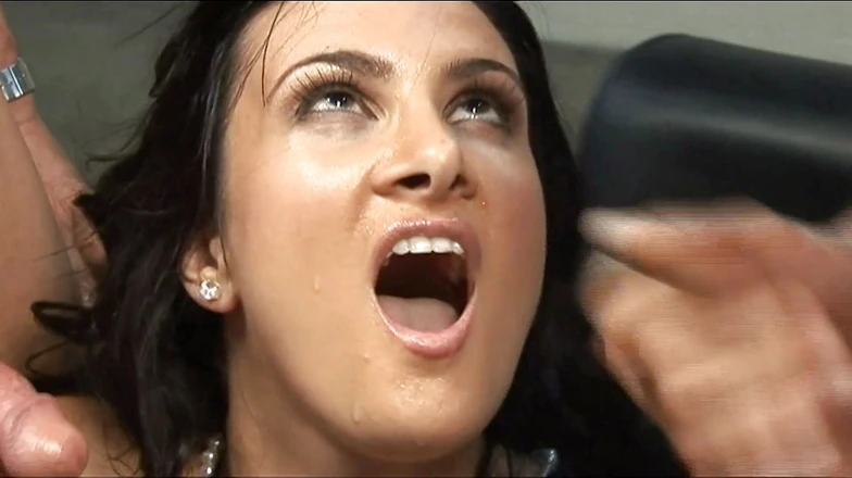 Double Penetration Party: Lös brunett ger en avrunkning