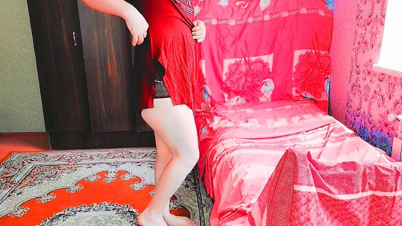Kitty_Cross: 可爱的 Femboy 躺在沙发上，双腿交叉