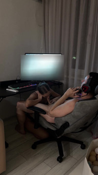 Stanco di aspettare che lui giochi abbastanza e infila il suo cazzo