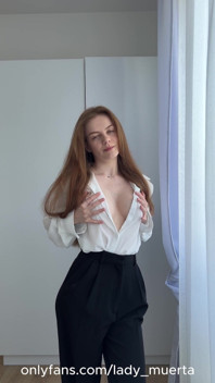 Coaching masturbatoire, une secrétaire MILF coquine rentre chez elle lentement, fait un strip-tease et te fait jouir (elle dit)