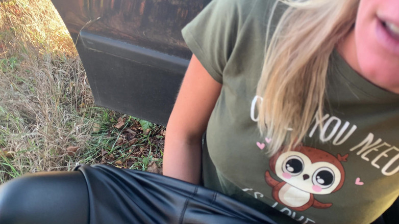 Claudia Macc: Outdoor pee