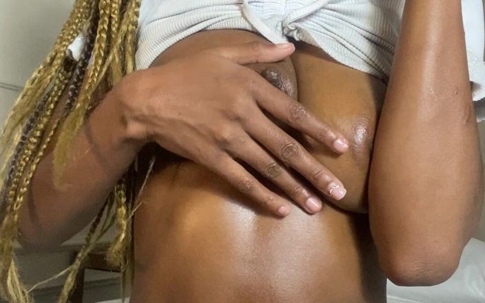 adaraSmiith: Meus peitos querem sair para se divertir