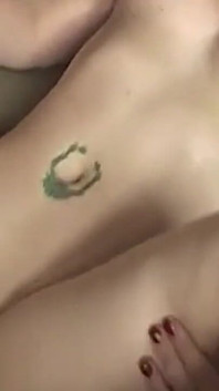 Bionda allargata con i piedi in una scopata fetish selvaggia