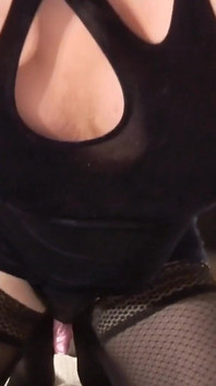 Crossdresser v sametových šatech