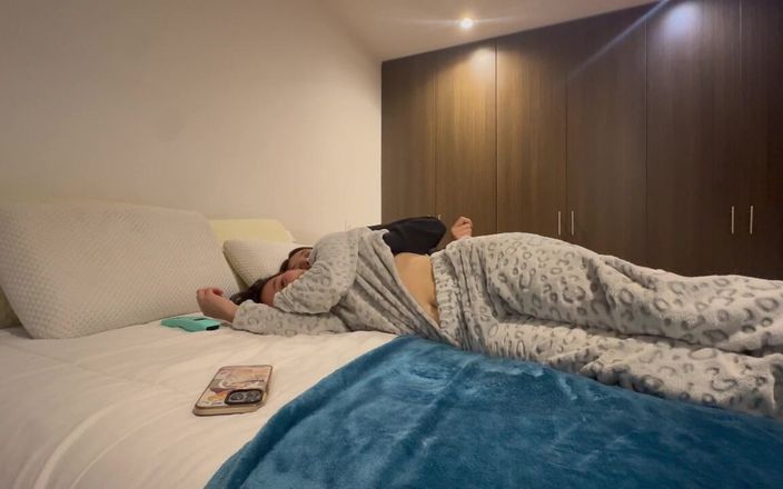 scarlettandc: Moje přítelkyně mi napíná zadek a prstí mě, dokud se...