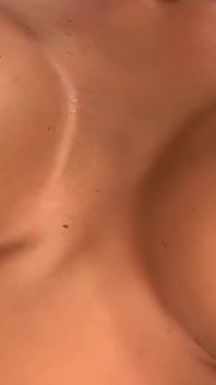 Leche gotea toda la cara de Misty Vonages y sale de su boca abierta