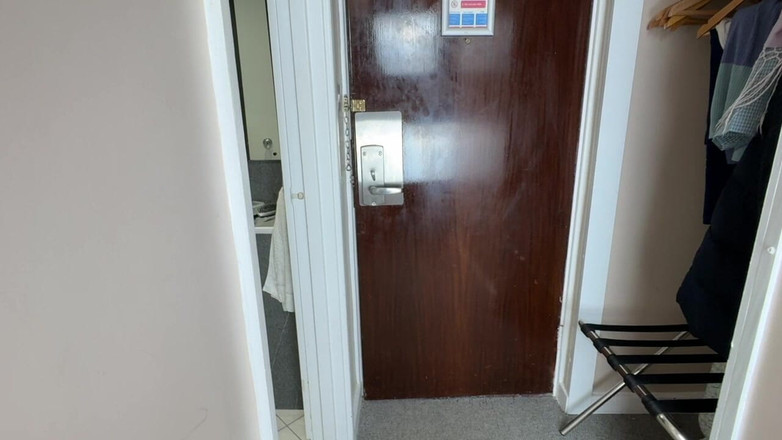 Aunty Sandra vintage girdle queen: Vgq21 サンドラおばさんが会議のために着替えている