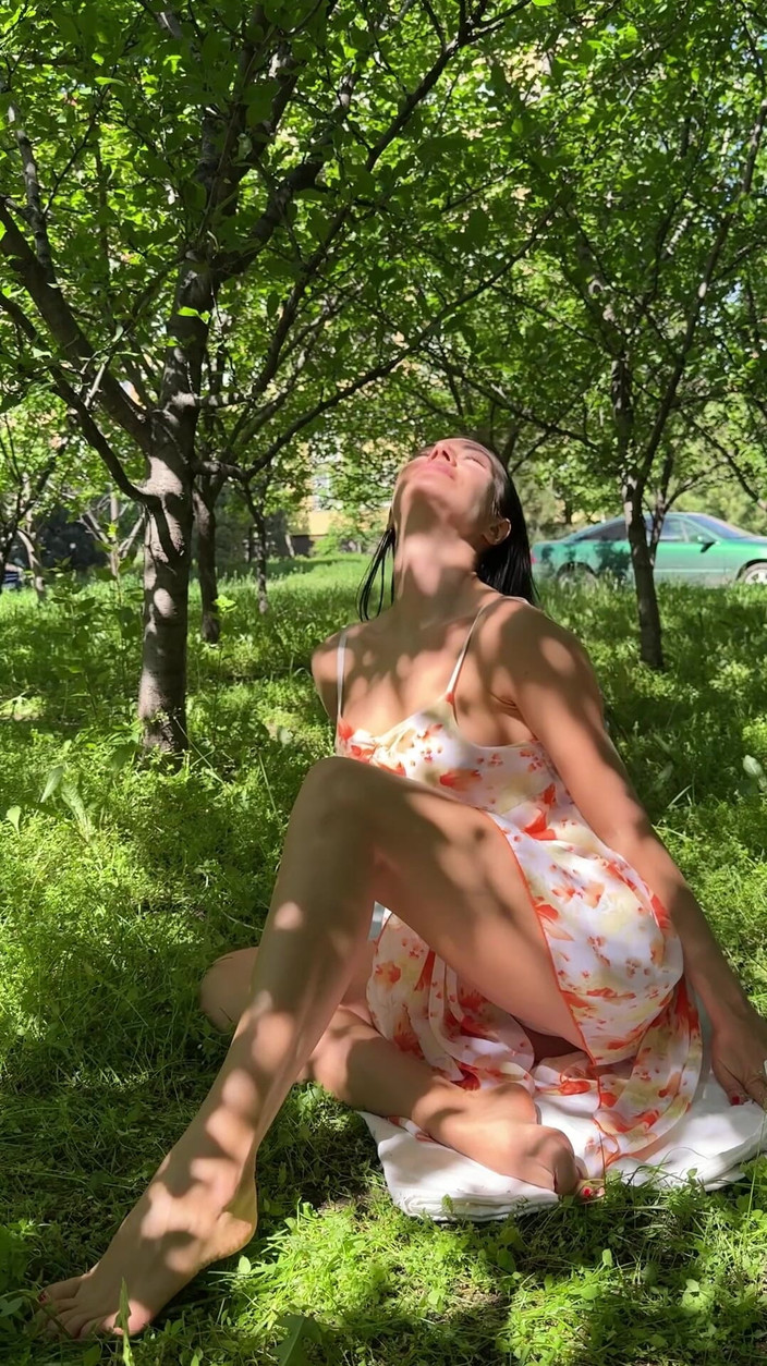 Princess Monica: Taquinage aux pieds nus en plein air