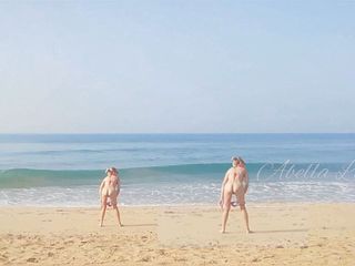 Real fun & fetish: Smal MILF tar solbad och kissa två gånger på stranden
