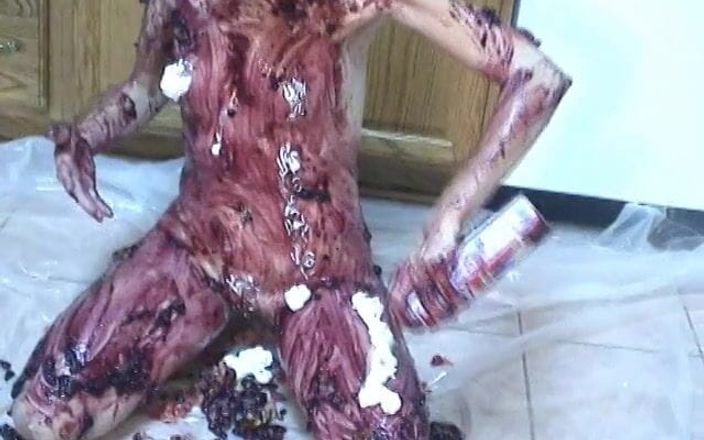 Solo Sensations: Bruneta si pokrývá své štíhlé tělo koláčem a šlehačkou