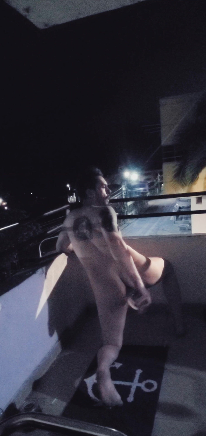SlutClosetedfag: बालकनी में फटाफट डिल्डो चुदाई