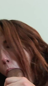 Pikhongerige babe spreidt haar benen voor een monsterlijke zwarte pik