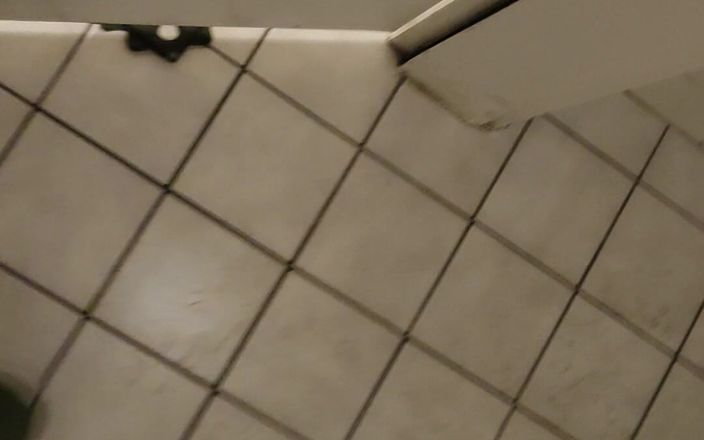 Bayer911: Đi tiểu trong quán rượu
