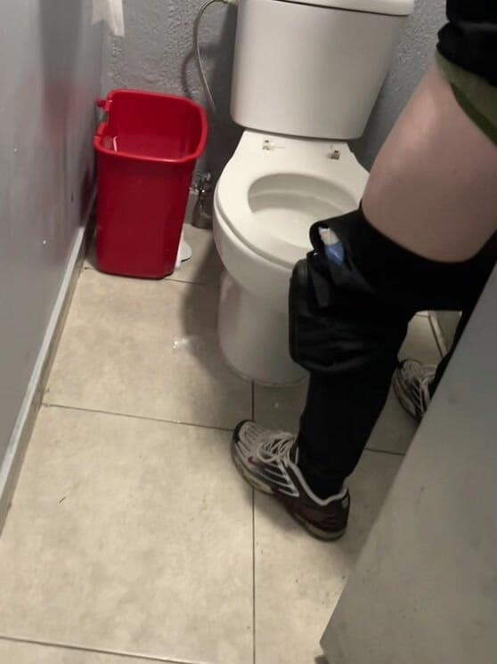 AmateurBoysPissing: Niño Abre Un Cubículo Y Atrapa a Su Amigo Orinando