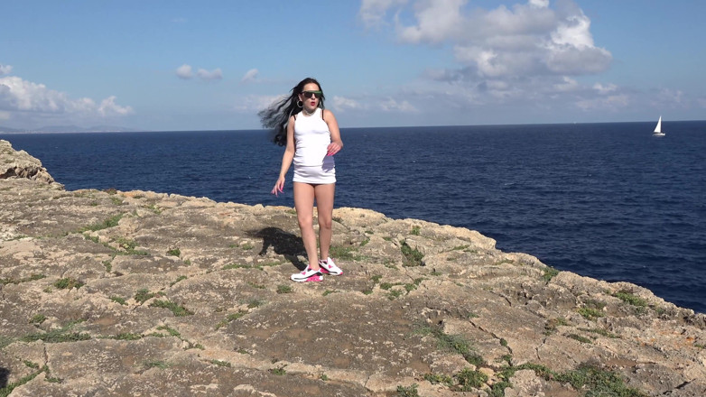 EROTICONLY: Wilde mallorca-schätzchen strippen und fingern im freien