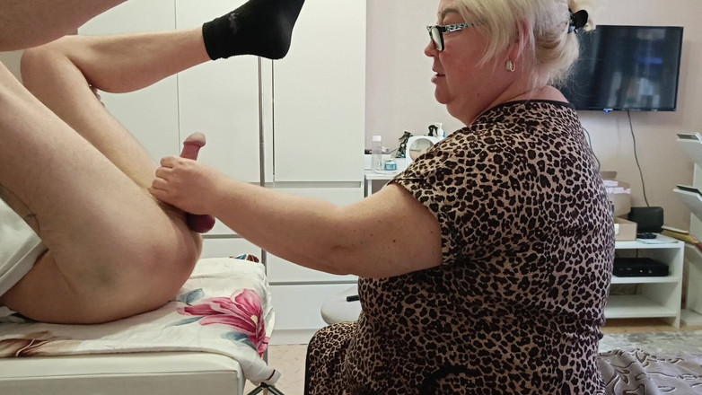 Zona901: La voisine joue avec ma bite avec ses mains et...