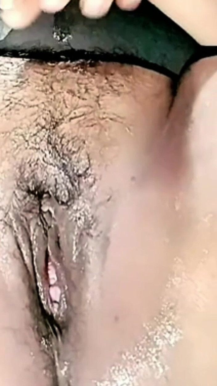 Novita_gemoy: Muschi mit einer flasche spielen