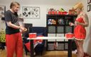 Lost Bets Games: Un cuplu obraznic joacă un joc de Strip Pong