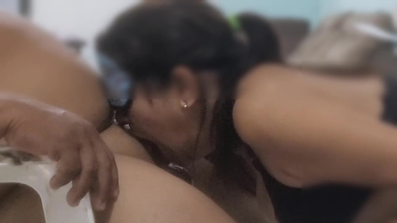 anal_queen_amateur: Dojenie go za pomocą mojego gardła i połykanie dużo.