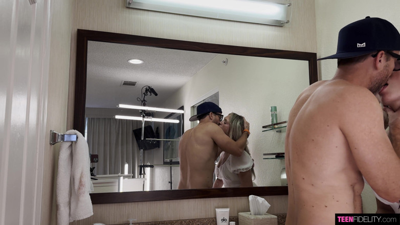 Pornfidelity: Teenfidelity - Gracie Has Her Gates Spread Wide Open!