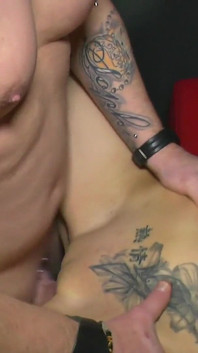 彼らはすべてBB-VIDEO Produktionによってポルノキャビンでファックしたい