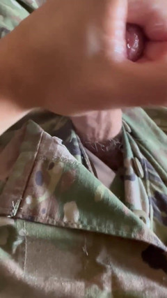 Gay Soldier Stuff: Ordu uzmanı üniformayla mastürbasyon yapıyor ve döllerini sızdırıyor