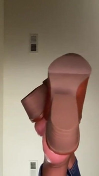 Pink foxx menjuntai pantatnya dan pamer kakinya