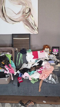 Grandi tette calde e sexy la bellezza gatita è qui per un'intervista e prova il haul per outfit in lingerie con gonna corta
