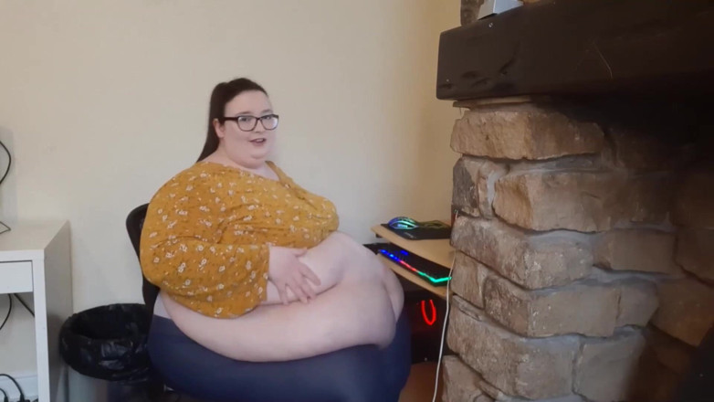 SSBBWLadyBrads: Fat girl office struggles