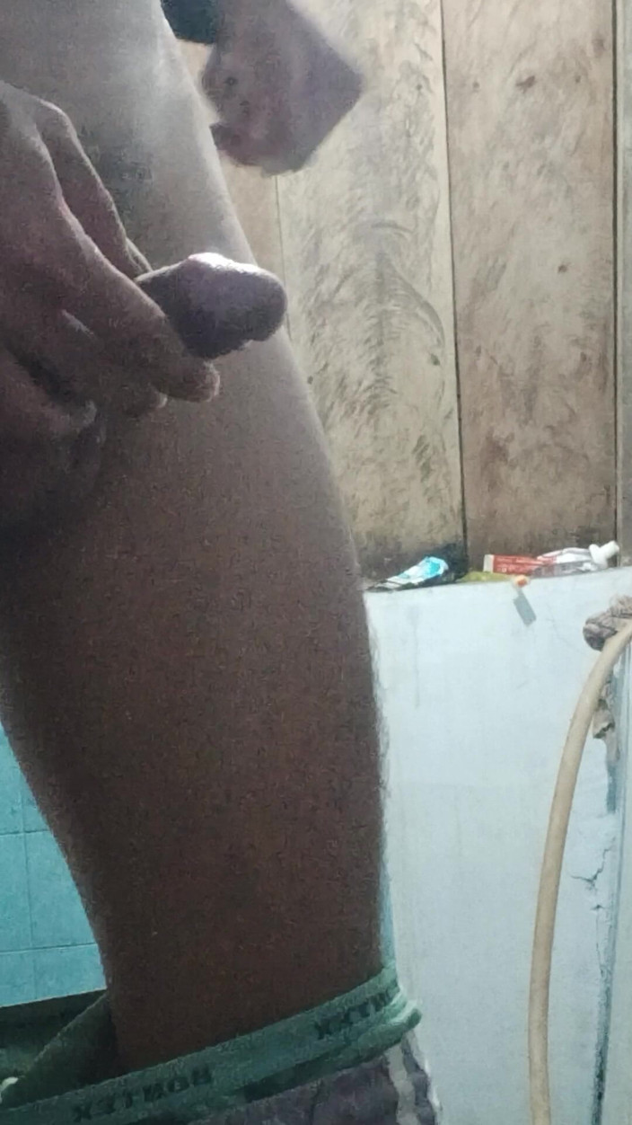 AdmHell: Большой хуй снова писает в ванной