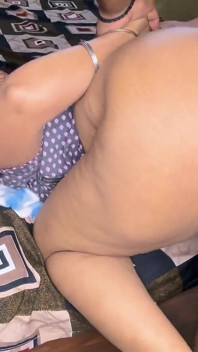 Soția indiancă desi îi oferă o muie neglijentă soțului cuplu indian real sex oral