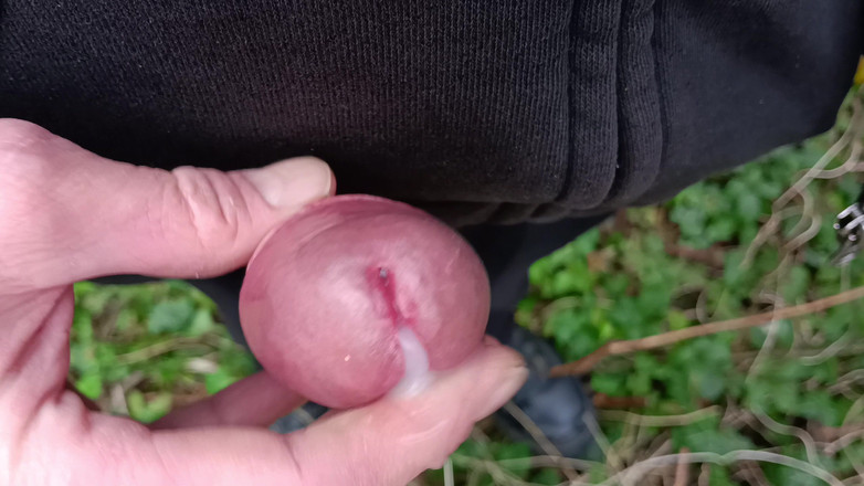 Rockardglans: Великий необрізаний член крейсерська, крупним планом дрочить у лісі в робочому одязі - рокард тато